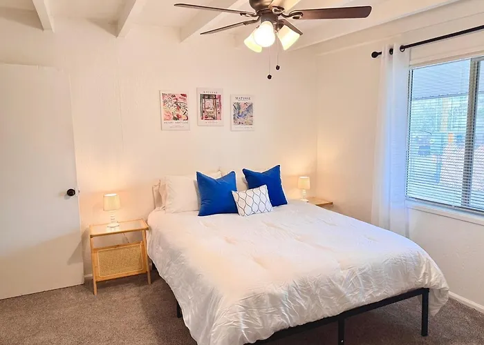 Сasa de vacaciones Retreat With Office & Patio *