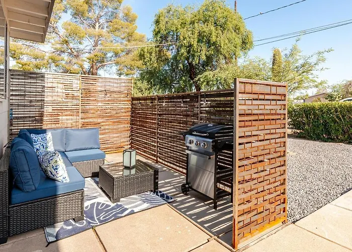 Retreat With Office & Patio *